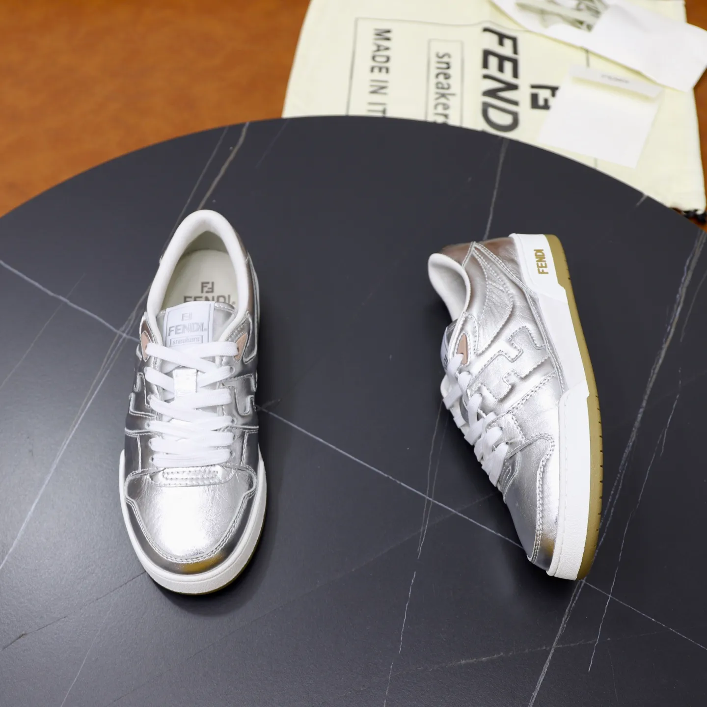 Ex-factory price: 640🔥Couple model (top original order) Brand: FENDI Size: 35-44 (customized for men 38 and 45) Grade: original order quality High version Material: Imported original cowhide stitching ➕ High-quality and comfortable lining Original TPU lightweight anti-slip outsole Style category: Travel fashion casual shoes Versatile trend